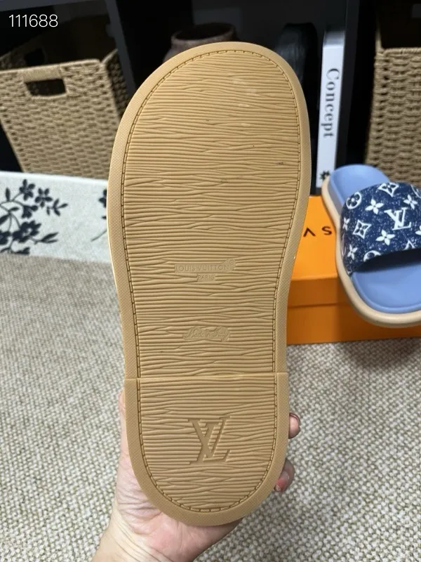 P320💰[New model] Long-term availability, 2025 new model, couple model [LOUlS VUlTTON] comes with drawer box, bag, card, invoice "Louis Vuitton ~ unique modern sandals. 》LV counter purchasing 🏃Men's and women's casual slippers, sold at the same time at the counter, the original old flower material upper is soft and comfortable, (refuses to discolor and rub the feet) sole: original factory special combination original sole, code number: 35--46 4 multiple colors 🉑️ to choose from